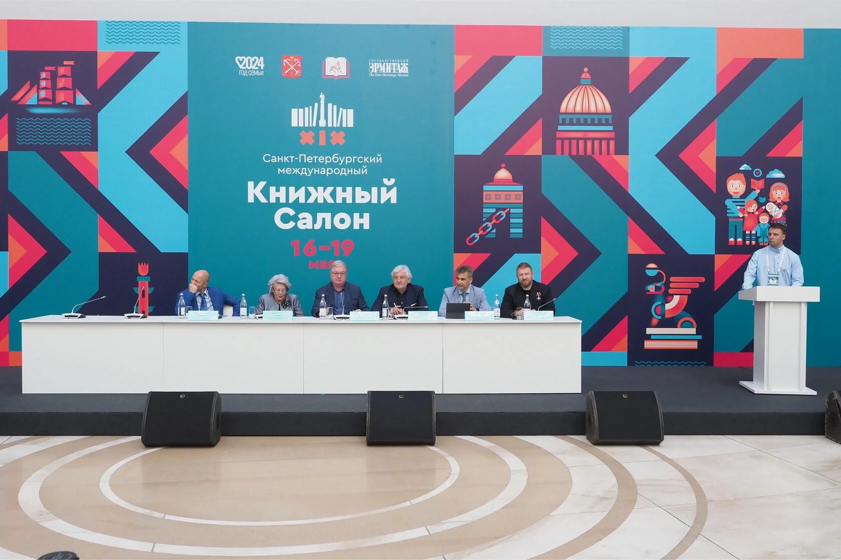 Фестиваль "Книжный Салон 2026" на Дворцовой пройдет в Петербурге с 21 по 24 мая